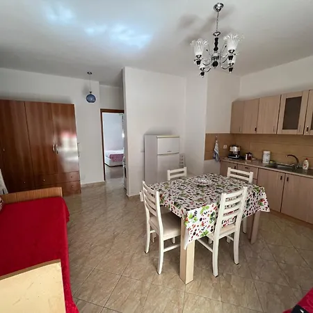 Vivi La Tua Vacanza Con L'Appartamento 2 Di Ervin! Enjoy Your Holiday With Ervin'S Apartment 2! Vlore Exterior photo